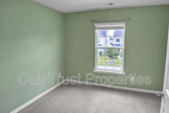 Building Photo - 821 Redbud Ln