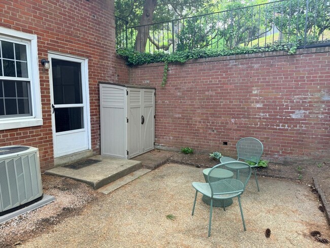 Building Photo - 2733 S Buchanan St