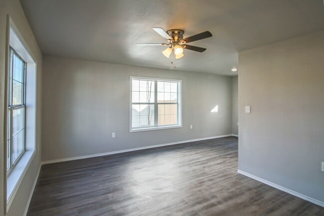 Building Photo - Remodeled 2 bedroom 2 bath
