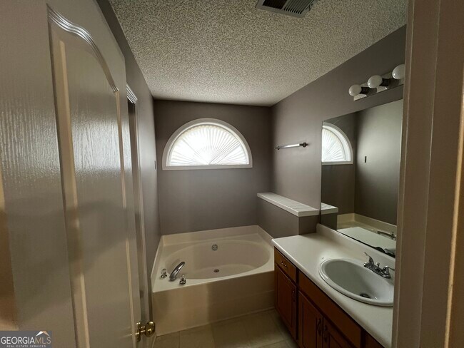 Building Photo - 1059 Commons Ct