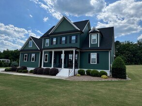 Building Photo - Lightly Furnished 4BR, 4BA Chapel Hill Hom...