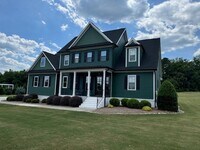 Building Photo - Furnished 4BR, 4BA Chapel Hill Home