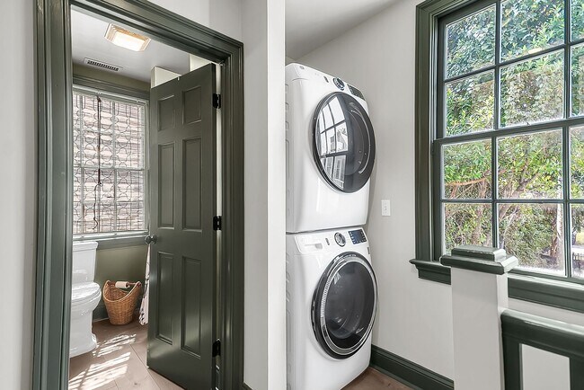 Building Photo - 3 Bedroom 2.5 Bath House in the hip Elliot...
