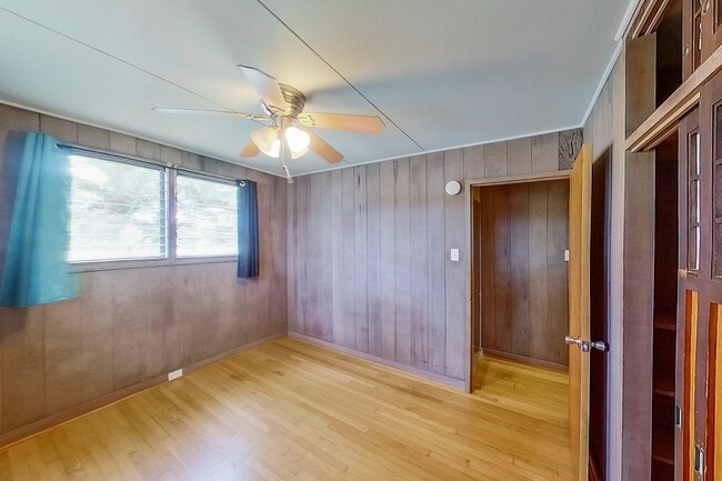 Building Photo - 2 Bed 1 Bath 1 Parking Apartment. 1 Year Lease.