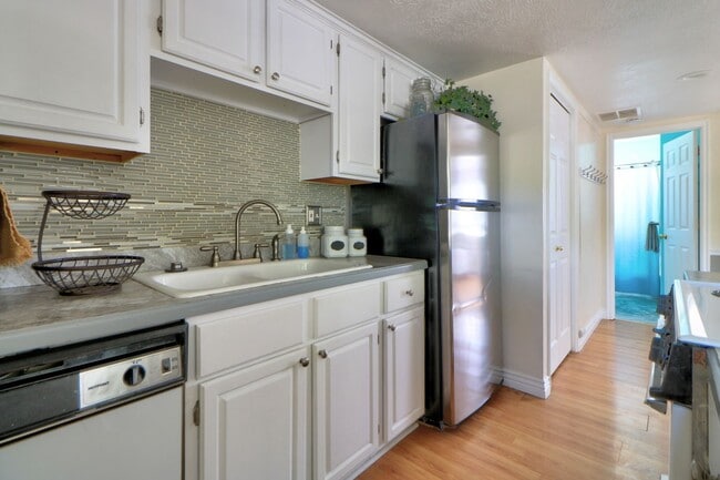 Building Photo - Pet Friendly Townhome in Provo