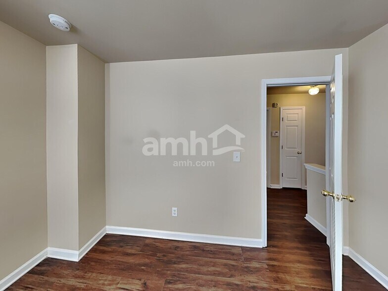 Building Photo - 1038 Vanguard Dr