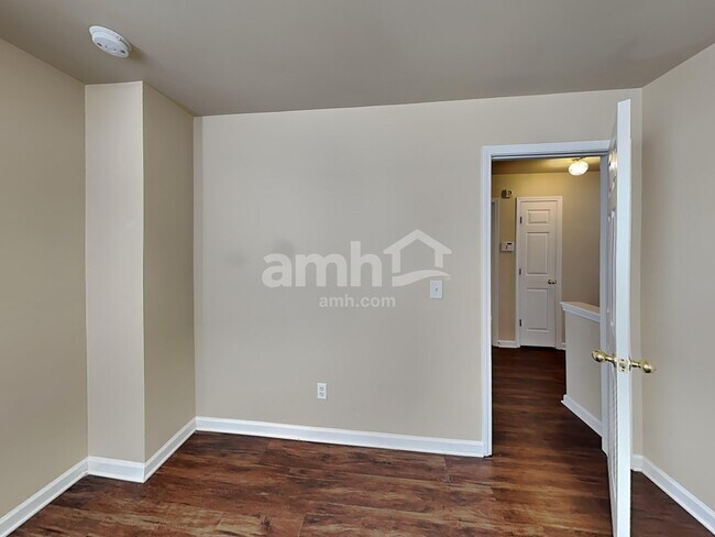 Building Photo - 1038 Vanguard Dr