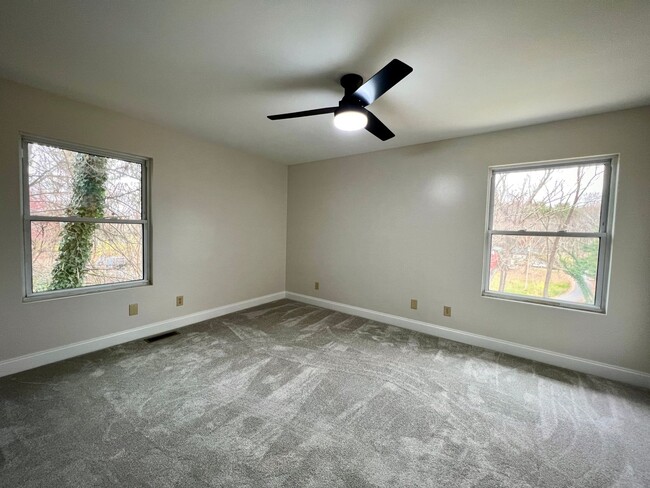 Building Photo - Beautifully Renovated Home!  5 Bedroom, 3 ...