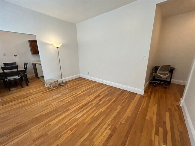 Building Photo - 48 Strathmore Rd