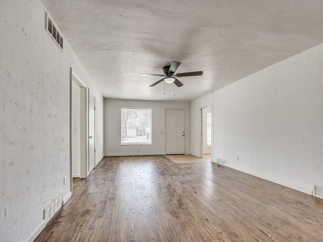 Building Photo - Updated home in Heart of OKC + 4 bedrooms