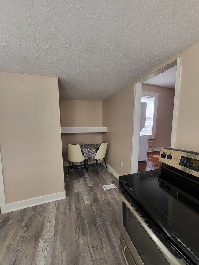 Building Photo - Cozy, clean, stove, fridge, and washer/dryer