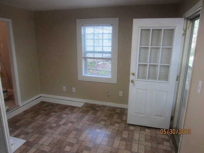 Building Photo - Nice Cozy Home