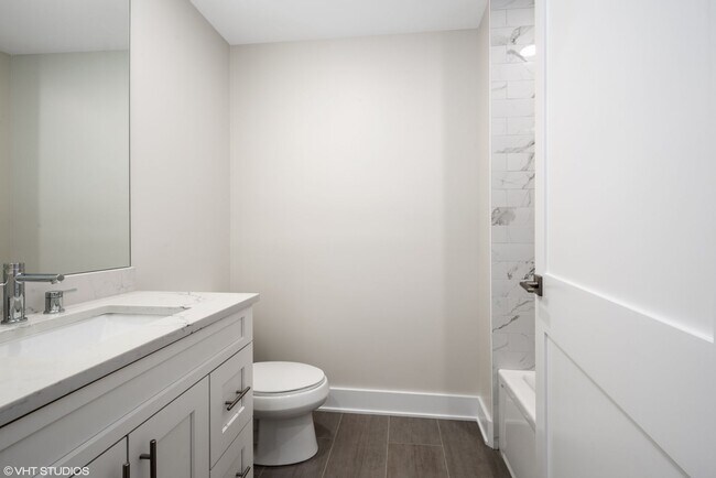Building Photo - Top Floor 1 Bed 1 Bath Pet Friendly New Co...