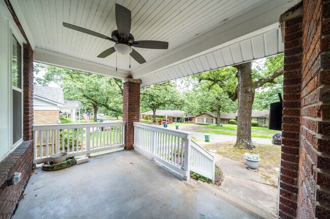 Building Photo - Charming home, great condition!
