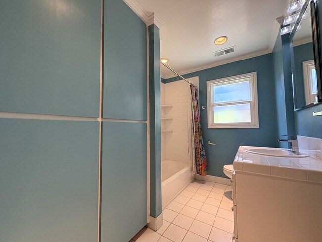 Building Photo - Beautiful 4BD/2BA Menlo Park Home with Lar...