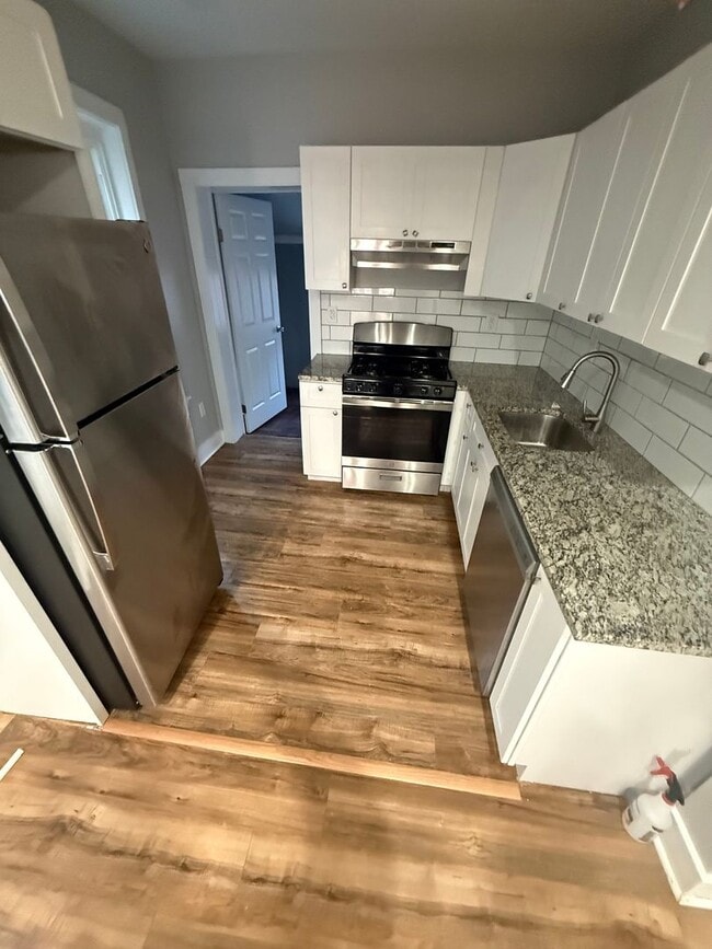 Building Photo - Cozy 3BR Home with 1 Bath – Fully Equipped Kitchen