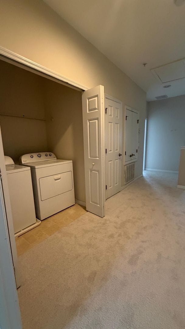 Building Photo - Beautiful 2 bed & 2.5 bath townhome