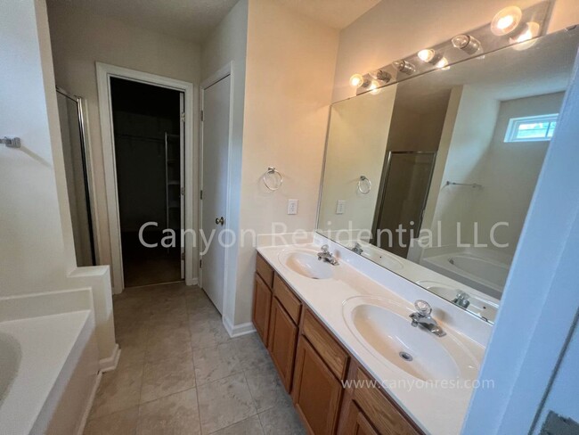 Building Photo - Beautiful 3b Room!Move in ready!