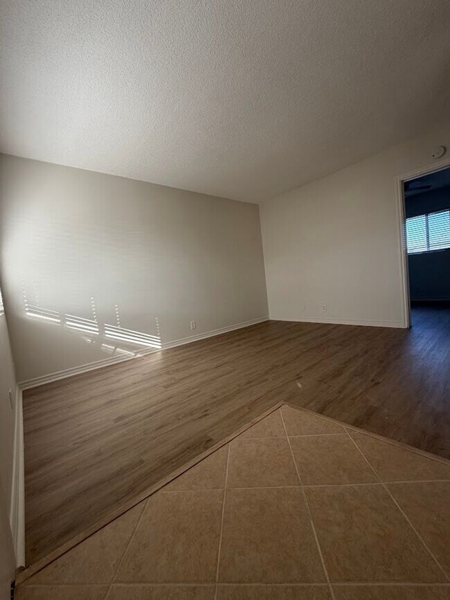 Building Photo - 1 BDRM, 1 BA AVAILABLE IN LONG BEACH!