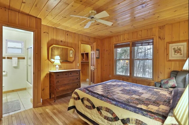 Building Photo - 4155 Lake Shore Dr