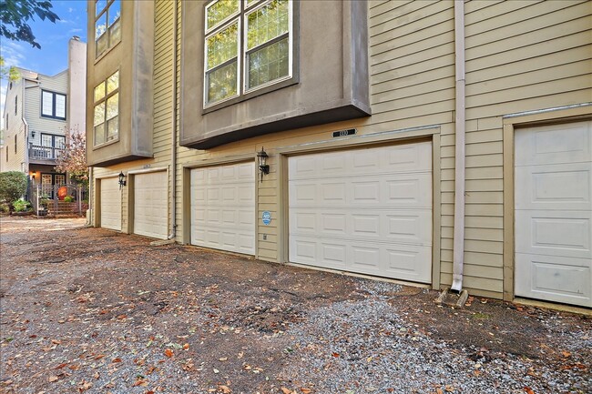 Building Photo - 1332 Roxbury Ct