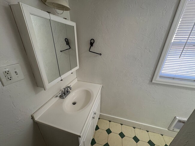 Building Photo - COZY 1 BEDROOM, 1 BATH APARTMENT LOCATED I...