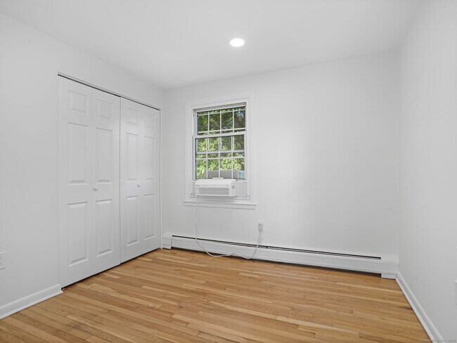 Building Photo - 240 Sunnyridge Ave