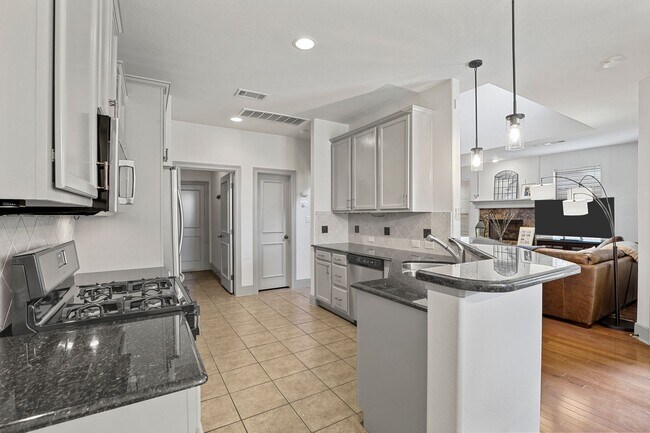 Building Photo - Stunning Townhome in Coves at Columbian Club