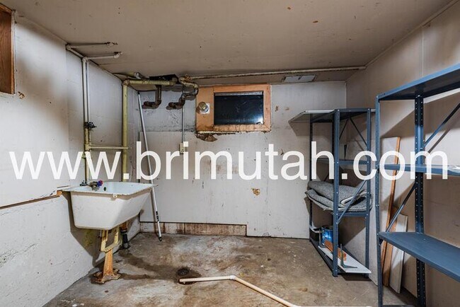 Building Photo - 2364 E Redondo Ave