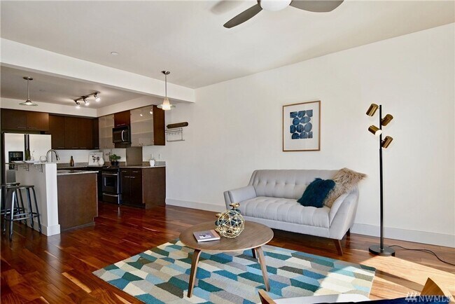 Building Photo - Spacious 1bd/1.5ba Condo in Belltown!