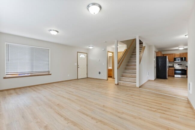 Building Photo - 5Bed/2.5 Bath House available
