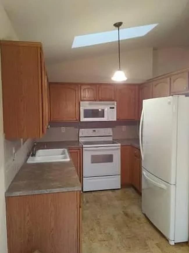Building Photo - Secluded 3 Bedroom 2 Bathroom!