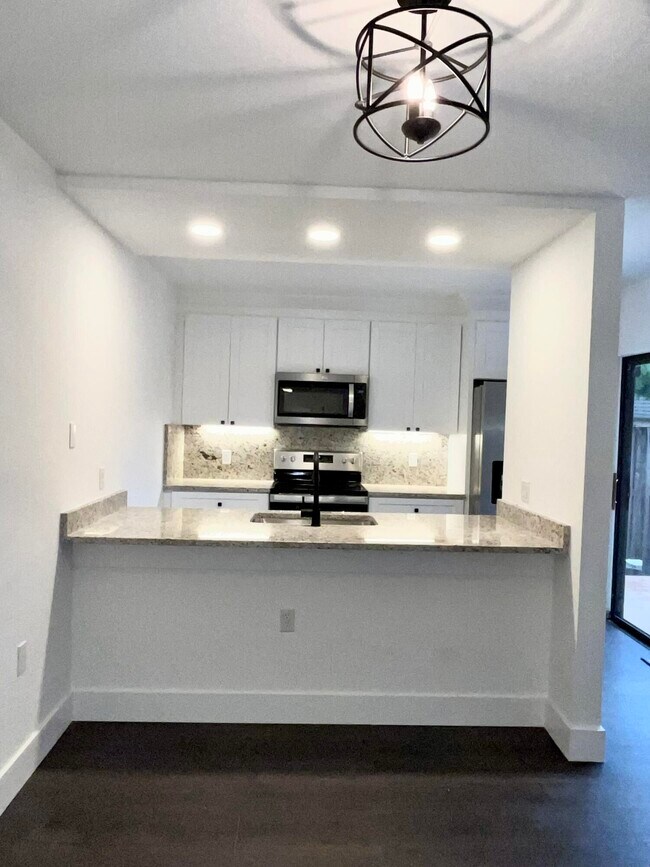 Building Photo - 904 9th Way