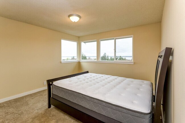 Building Photo - Large 4 Bedroom Edgemoor Home w/ Mother-in-law Suite