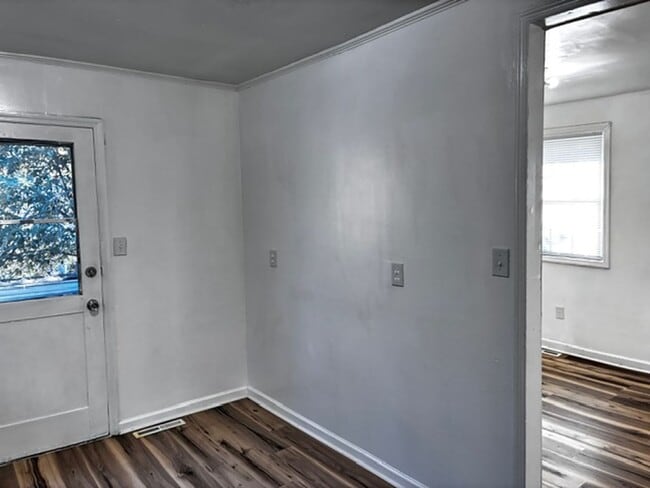 Building Photo - Updated 2BR Home with Large Yard in Batesburg