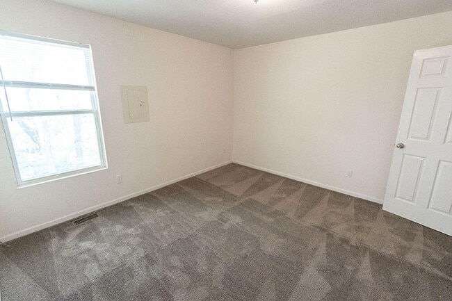 Building Photo - 430 NE Park Ln