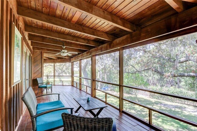 Building Photo - 5828 Oakhurst Dr