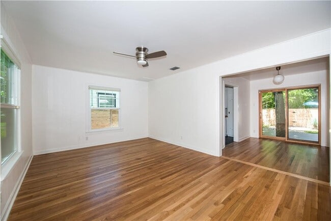 Building Photo - 906 E 53rd St