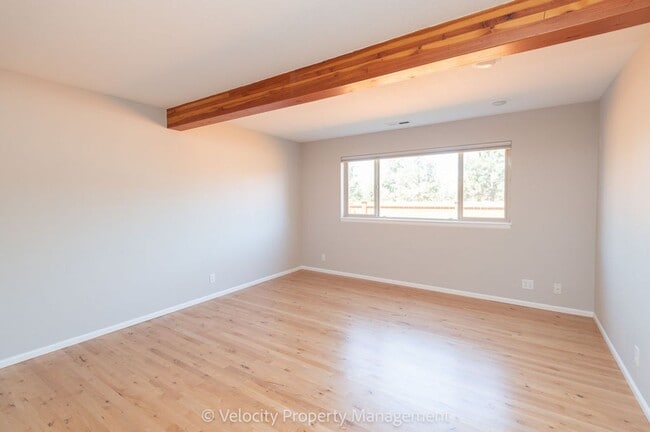 Primary Photo - Beautiful Townhome with new paint, carpet ...