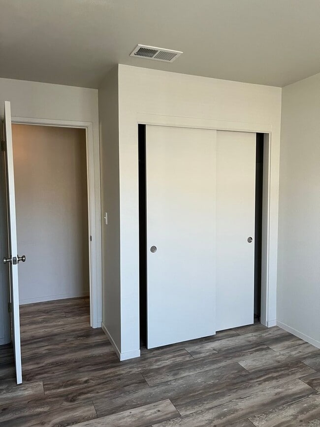 Building Photo - Two Bedroom Townhouse Style Apartment with Garage - Northwest Santa Rosa