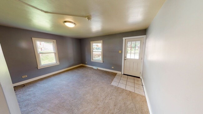 Building Photo - 4 Bedroom / 1 Bath Home For Rent!