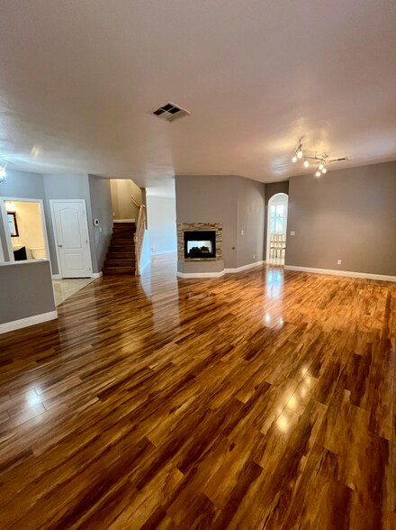 Building Photo - 3942 Villeroy Ave