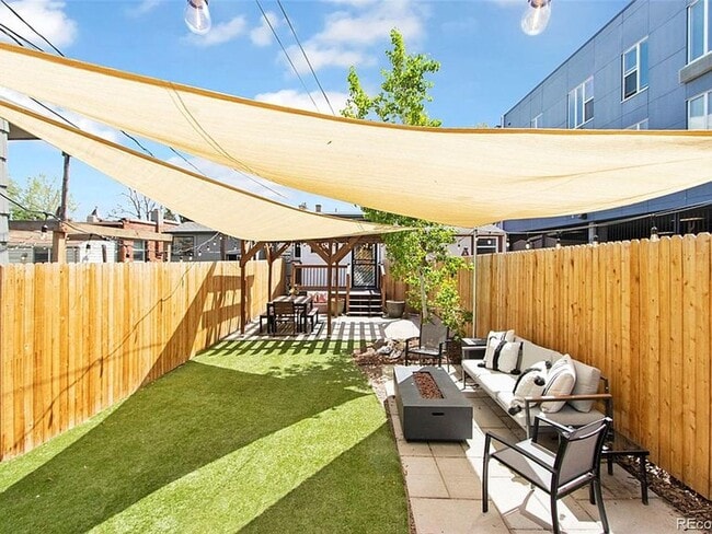 Building Photo - In the Heart of Highlands 2 Bedroom 1 Bath Row Home!