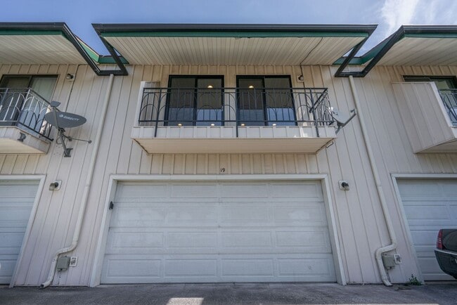 Building Photo - Fully Remodeled Townhome in the Heart of D...