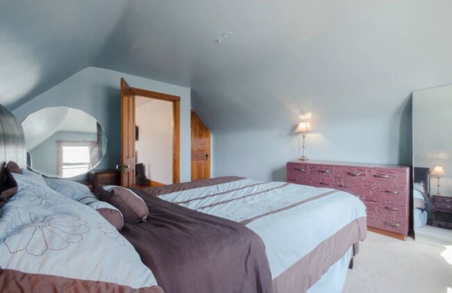 Building Photo - 2451 Maplewood Ave