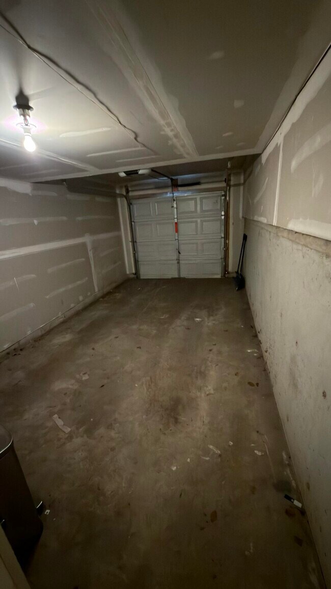 Building Photo - 15602 Stone Crossing Dr