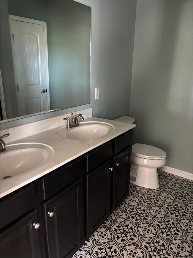 Building Photo - Great 4-Bedroom, 3-Bath