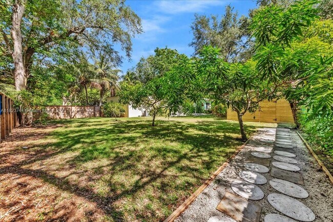 Building Photo - 7341 SW 64th Ct