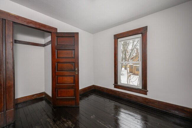 Building Photo - 1303 Rowland Ave NE