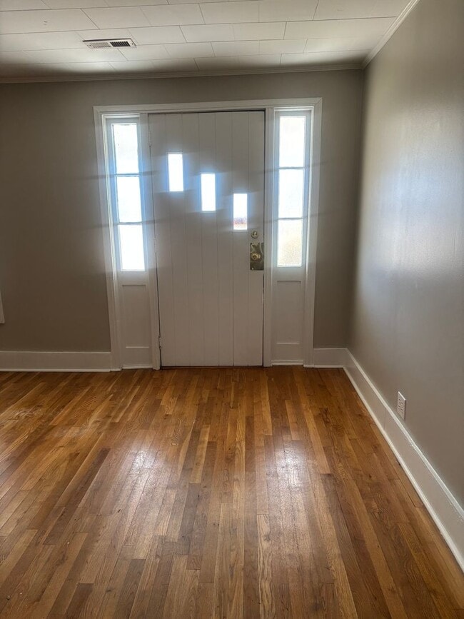 Building Photo - Single Family Home, 3 bed/1 bath $1,200 One-Story